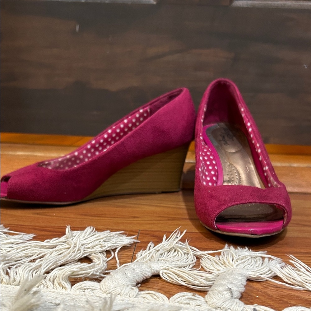 dexflex comfort Raspberry Peep-Toe Wedge Heels